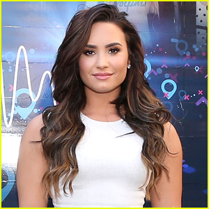 Demi Lovato Celebrates Holiday Season by Making Gingerbread Houses!