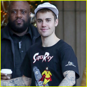 Justin Bieber Greets Fans Outside of His Hotel!