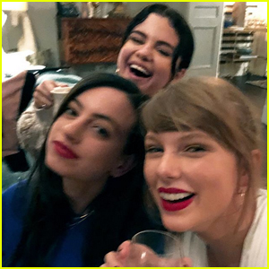 Taylor Swift Hangs Out with Selena Gomez & Cazzie David in Cute Selfie!