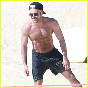 Zac Efron Shows Off His Abs During Mexico Vacation