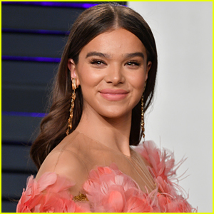 Hailee Steinfeld Poses With 'Spider-Verse's Oscar on Instagram