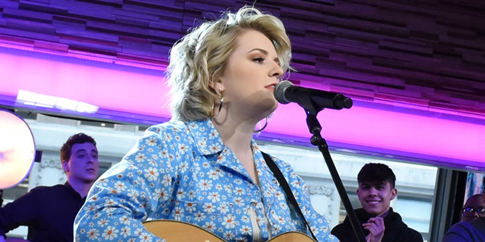 Maddie Poppe Took Her Peoples’ Choice Award To NYC To Take A Picture With It