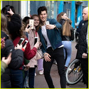 Shawn Mendes Takes Selfies With His Fans in Amsterdam!
