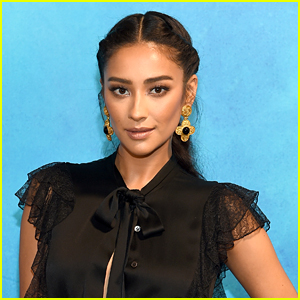 Shay Mitchell Plays With 'The Perfectionists' Snapchat Filters