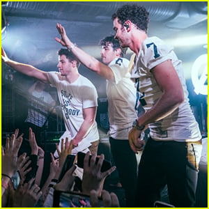 Lucky College Students Get Surprise Jonas Brothers Concert!