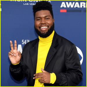 Khalid is All Smiles Arriving at ACM Awards!