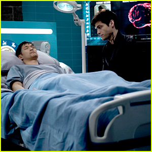 Magnus Is In The Hospital On Tonight's 'Shadowhunters' & Alec Is By His Side