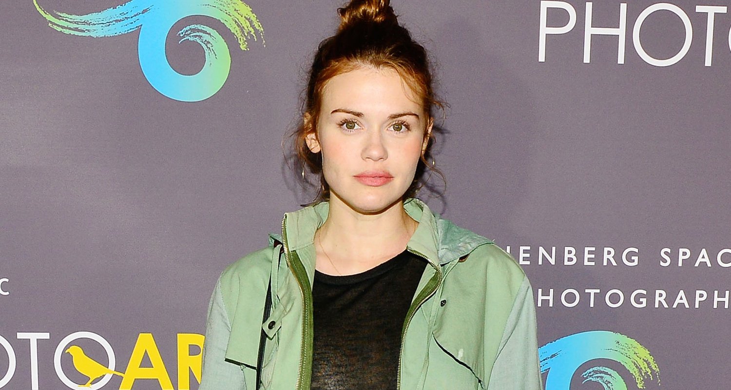 Holland Roden Detained in Brazilian Airport For Over Four Hours(01)