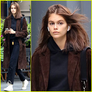 Kaia Gerber Is Spitting Image Of Mom Cindy Crawford On NYC Stroll