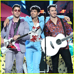 Nick, Joe, and Kevin Jonas Perform Together on 'The Voice' Finale - Watch Now!