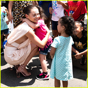 Siren's Eline Powell Meets Young Fans at The Mermaid Parade