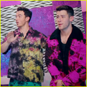 Jonas Brothers Sing in Spanish on 'Runaway' - Watch the Music Video!