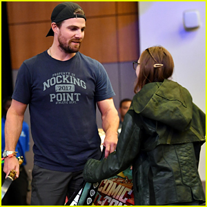 Stephen Amell Gives an 'Arrow' Fan the Best Gift Ever at Comic-Con!