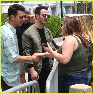 Nick, Kevin & Joe Jonas Meet Some Waiting Fans Outside Concert Venue For 'Happiness Begins' Tour