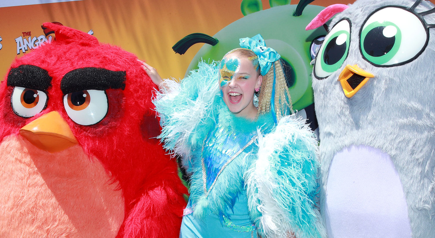 JoJo Siwa is Covered in Feathers at ‘Angry Birds Movie 2’ Premiere!