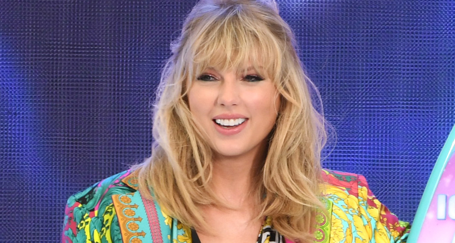 Taylor Swift Pays Off Fan’s College Tuition Debt! Taylor Swift Just(02)