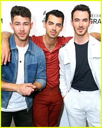 Jonas Brothers Scare Unsuspecting Fans at 'Ellen Show'