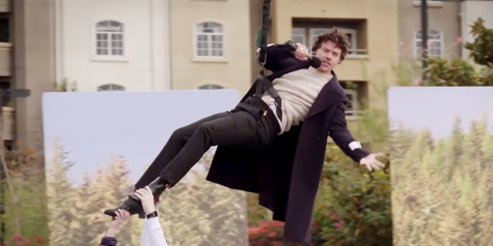 Harry Styles Performs in Traffic on 'Late Late Show' for a