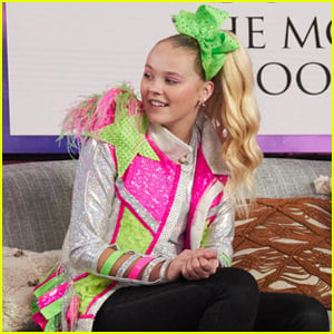 JoJo Siwa Brings the Bows to the Kelly Clarkson Show!