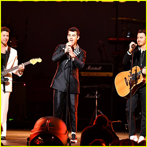 Jonas Brothers Kick Off Grammys Weekend with MusiCares Performance!