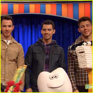 Jonas Brothers Sing About Brushing Your Teeth In 'Not-Too-Late Show With Elmo' Preview (Video)