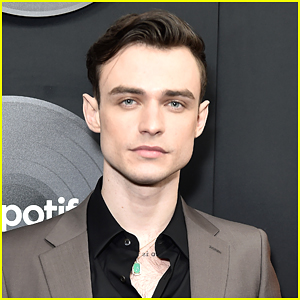 Thomas Doherty Shows Off Abs & New Hair Color In Hot New Selfie