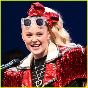 JoJo Siwa Introduces Fans to Her New Boyfriend Mark Bontempo (Video)