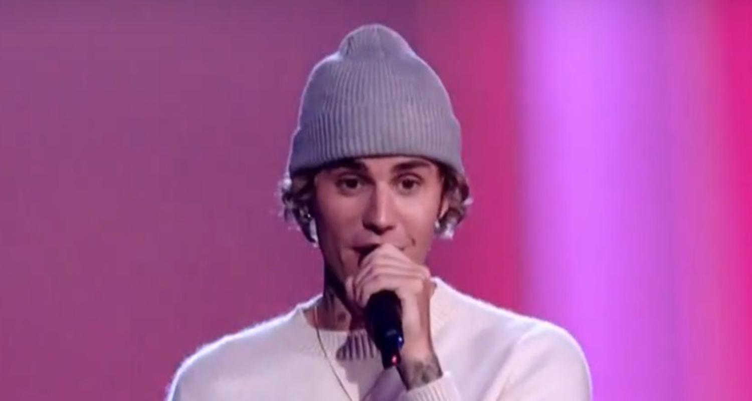 Justin Bieber Performs ‘Lonely’ & ‘Holy’ at People’s Choice Awards(00)