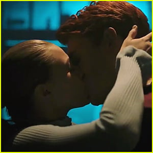 https://cdn01.justjaredjr.com/wp-content/uploads/headlines/2020/12/betty-archie-kiss-in-riverdale-season-five-trailer.jpg