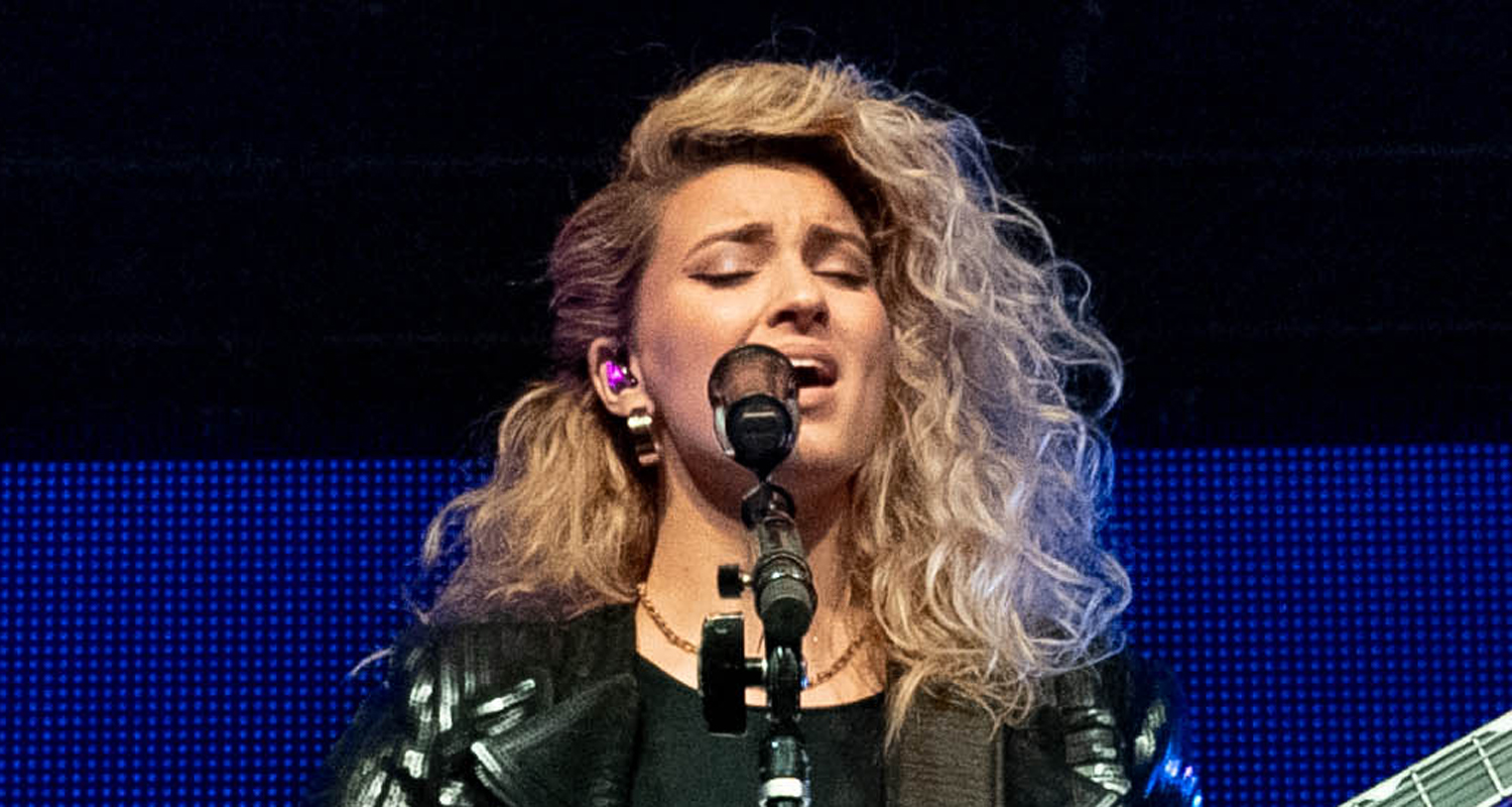 Tori Kelly Performs Christmas Concert With Babyface (Photos)