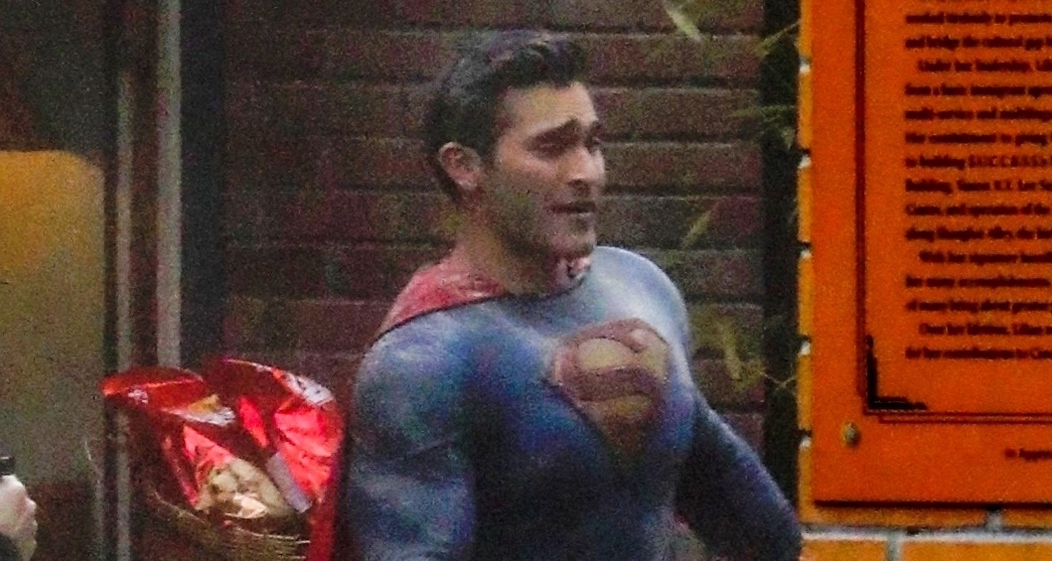 Tyler Hoechlin Looks Super Buff In New Super Suit On ‘superman And Lois Set Superman And Lois