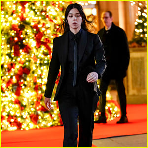 Hailee Steinfeld Films a Christmas-Set Scene for 'Hawkeye' in NYC