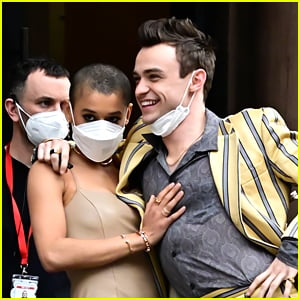 Thomas Doherty & Jordan Alexander Pose For Cute Photo On 'Gossip Girl' Set