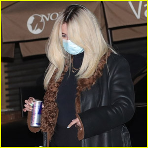 Newly Blonde Selena Gomez Grabs Dinner with Friends in Malibu!