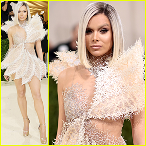 Hailee Steinfeld Almost Goes Unnoticed with Completely New Look at Met Gala 2021