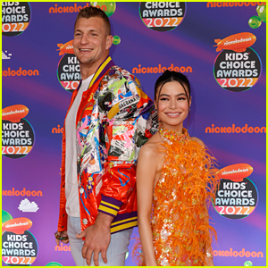 KCAs 2022 Hosts, Miranda Cosgrove & Rob Gronkowski, Walk Orange Carpet Together, Plus 'iCarly' Cast Is There!