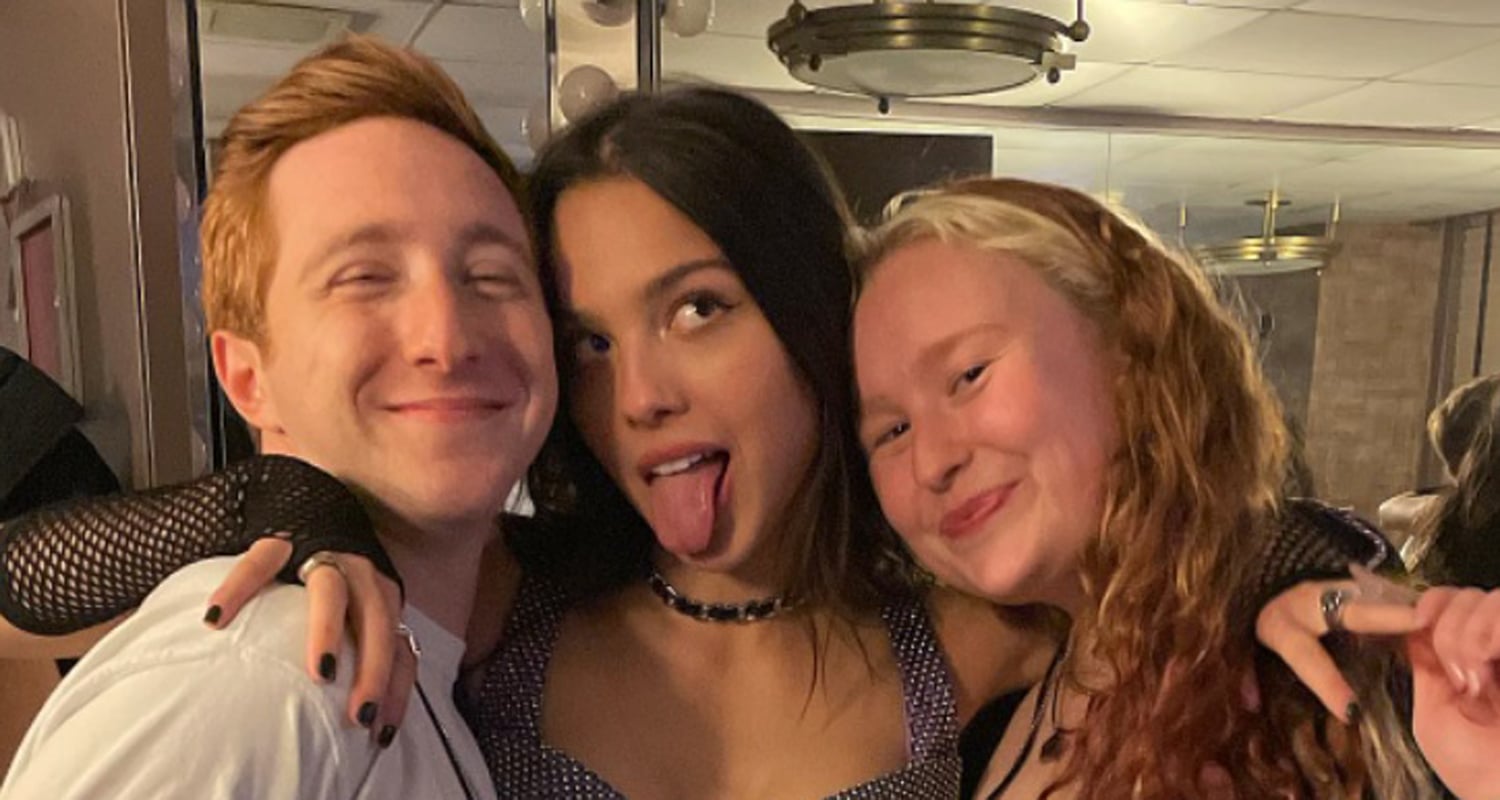 Olivia Rodrigo, Julia Lester & Larry Saperstein Have ‘HSMTMTS’ Reunion at ‘Sour Tour’