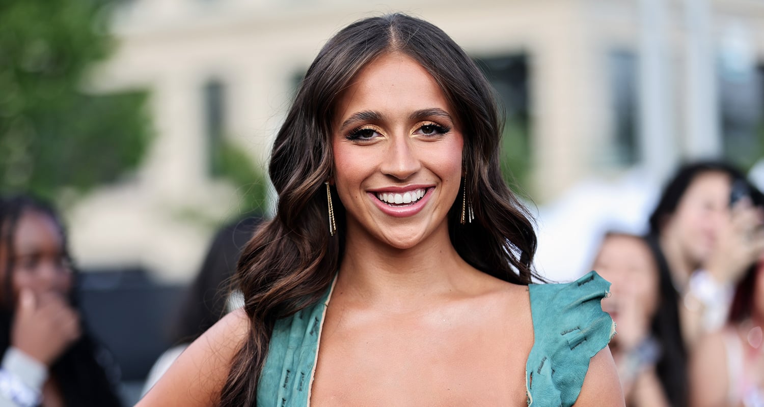 Tate McRae is the Celebrity Correspondent at the MTV VMAs 2022