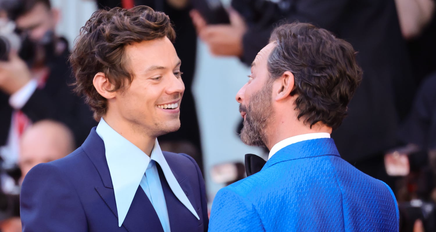 Harry Styles Kisses Nick Kroll During Standing Ovation at ‘Don’t Worry Darling’ Premiere (Video)