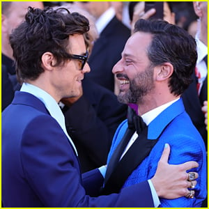 Harry Styles Kisses Nick Kroll During Standing Ovation at 'Don't Worry Darling' Premiere (Video)