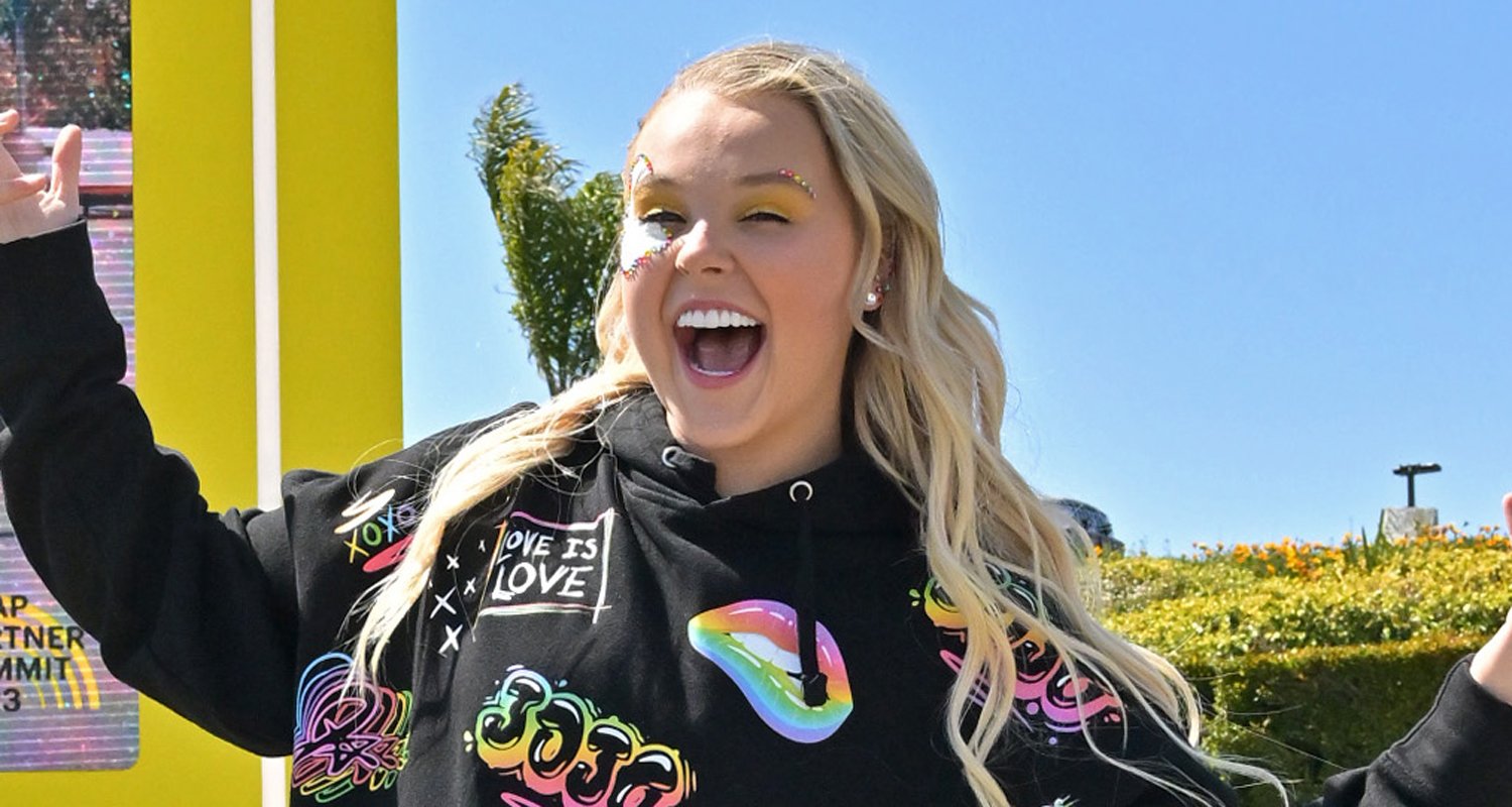 Photos%3A+JoJo+Siwa+attends+Chicago+Pride+Fest+with+viral-worthy+performance