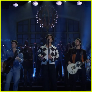 Jonas Brothers Introduce 'Waffle House' & 'Walls' to Fans on 'Saturday Night Live'