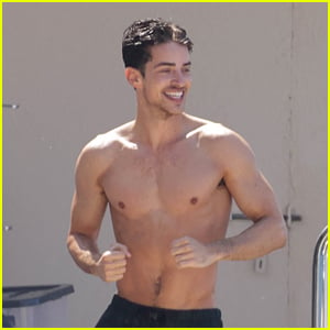 Manu Rios Goes Shirtless During a Cannes Beach Day!